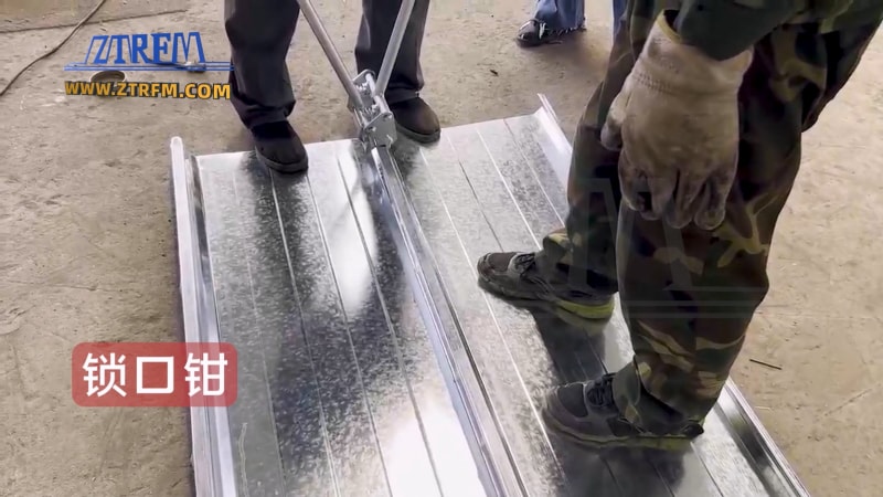 出口哥斯達(dá)黎加中拓KR18移動式全液壓閉口式屋頂面板成型機