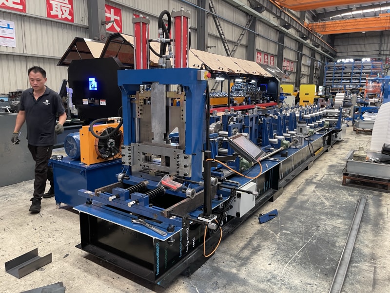 巴西客戶全自動PLC觸摸屏尺寸可調(diào)節(jié)CZ型鋼設備