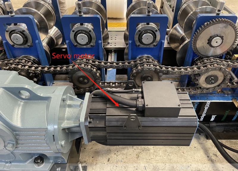 巴西客戶全自動PLC觸摸屏尺寸可調(diào)節(jié)CZ型鋼設備