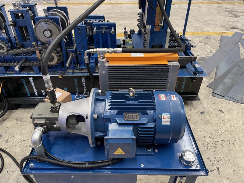 巴西客戶全自動PLC觸摸屏尺寸可調(diào)節(jié)CZ型鋼設備