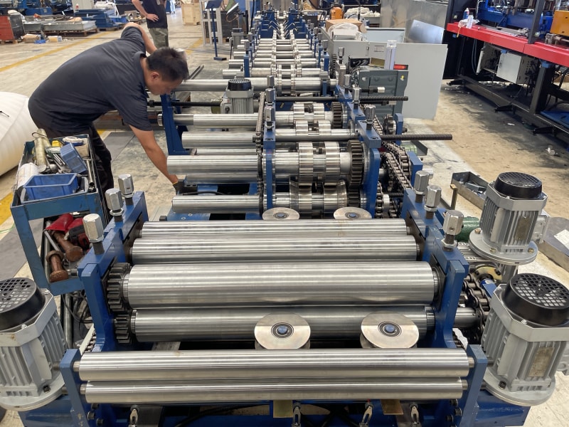 巴西客戶全自動PLC觸摸屏尺寸可調(diào)節(jié)CZ型鋼設備