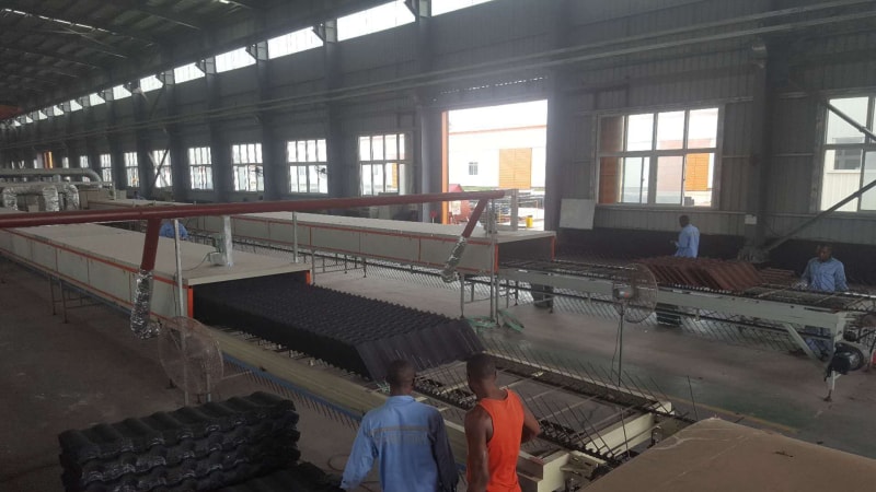 彩色石涂鋼屋面瓦生產線：現代耐用的屋面解決方案