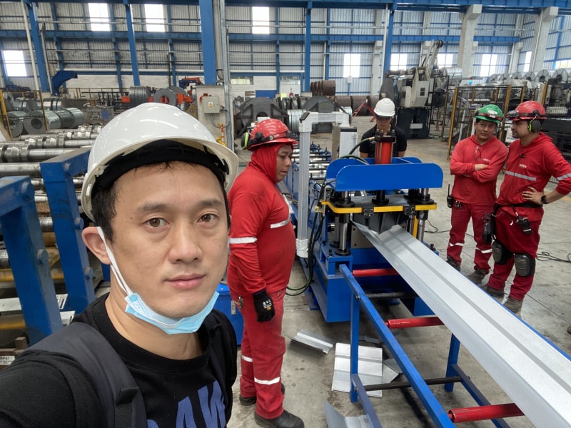 滄州中拓冷彎成型設備彩鋼脊瓦機順利抵達厄瓜多爾推動當地產業革新