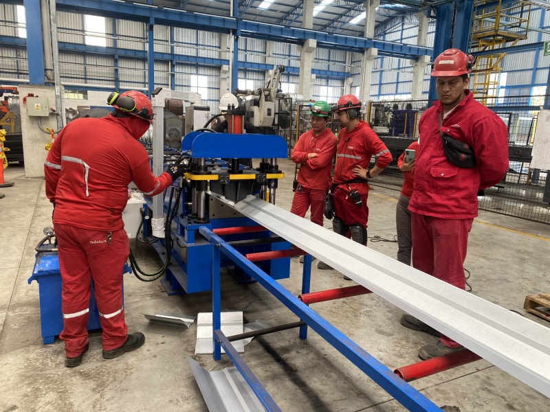 滄州中拓冷彎成型設備彩鋼脊瓦機順利抵達厄瓜多爾推動當地產業革新