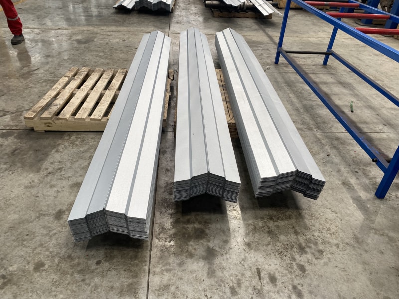 滄州中拓冷彎成型設備彩鋼脊瓦機順利抵達厄瓜多爾推動當地產業革新