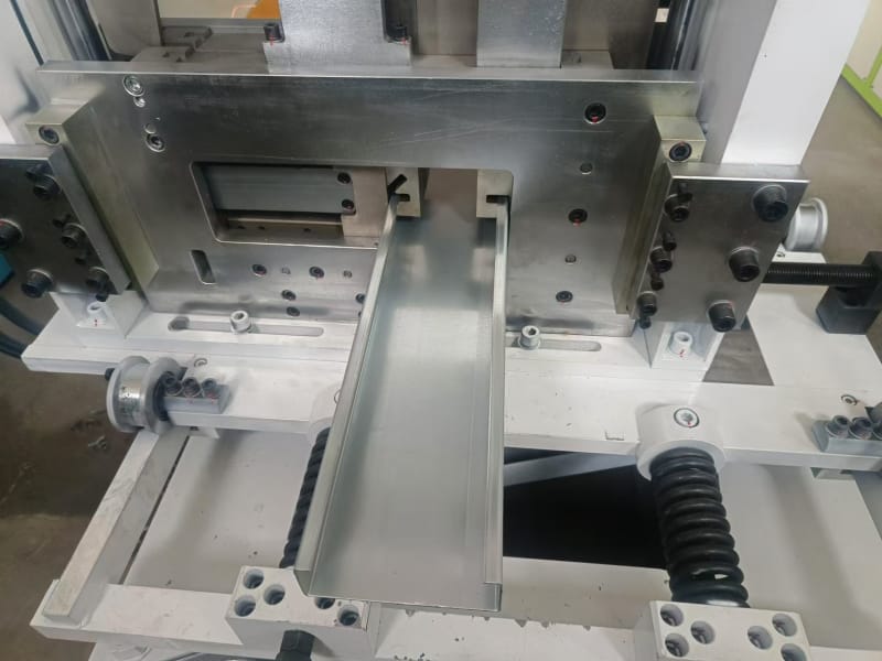 出口沙特地區(qū)的型鋼機(jī)設(shè)備，中拓冷彎工程師展實(shí)力以專業(yè)攻克小邊與腰高難題