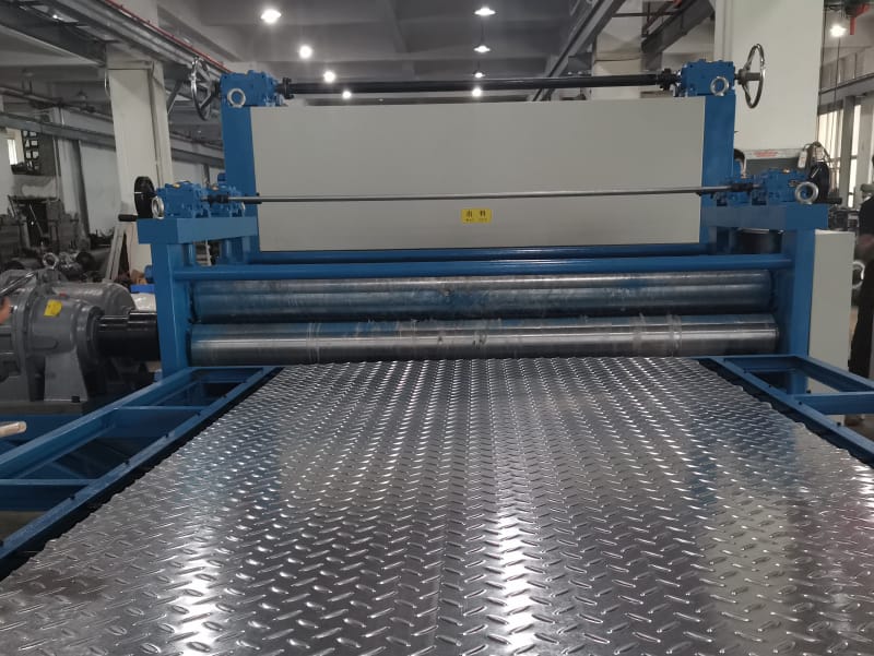 滄州中拓機(jī)械蛇年首單！柳葉型壓花機(jī)設(shè)備遠(yuǎn)銷巴西