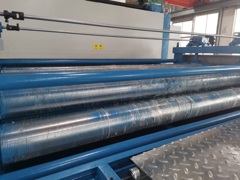 滄州中拓機械蛇年首單！柳葉型壓花機設備遠銷巴西