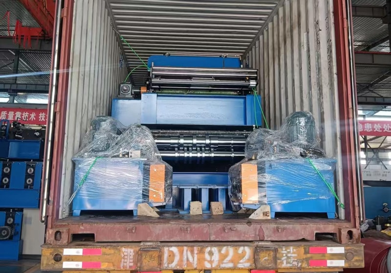 中拓冷彎裝箱發(fā)運(yùn)如火如荼，細(xì)節(jié)把控詮釋對客戶的鄭重承諾，七箱設(shè)備同日啟程奔赴多國，裝箱環(huán)節(jié)彰顯責(zé)任擔(dān)當(dāng)