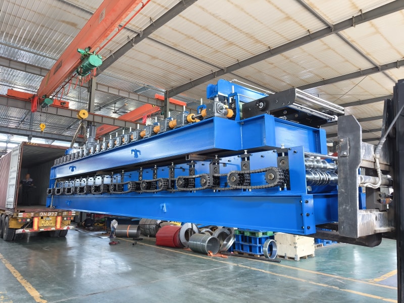 中拓冷彎裝箱發(fā)運(yùn)如火如荼，細(xì)節(jié)把控詮釋對客戶的鄭重承諾，七箱設(shè)備同日啟程奔赴多國，裝箱環(huán)節(jié)彰顯責(zé)任擔(dān)當(dāng)