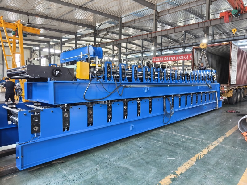 中拓冷彎裝箱發(fā)運(yùn)如火如荼，細(xì)節(jié)把控詮釋對客戶的鄭重承諾，七箱設(shè)備同日啟程奔赴多國，裝箱環(huán)節(jié)彰顯責(zé)任擔(dān)當(dāng)