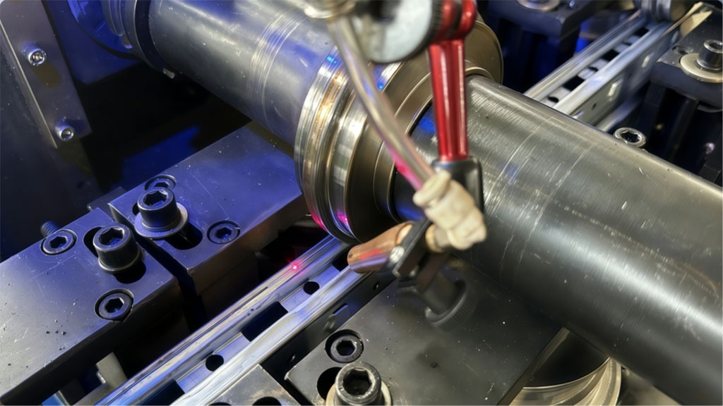 深耕高精度成型技術(shù)｜SR-M9030 M9雙機架閉口立柱機，倉儲裝備制造優(yōu)選方案